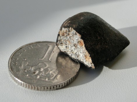 nalezený meteorit; foto: Pavel Spurný, AsÚ AV ČR